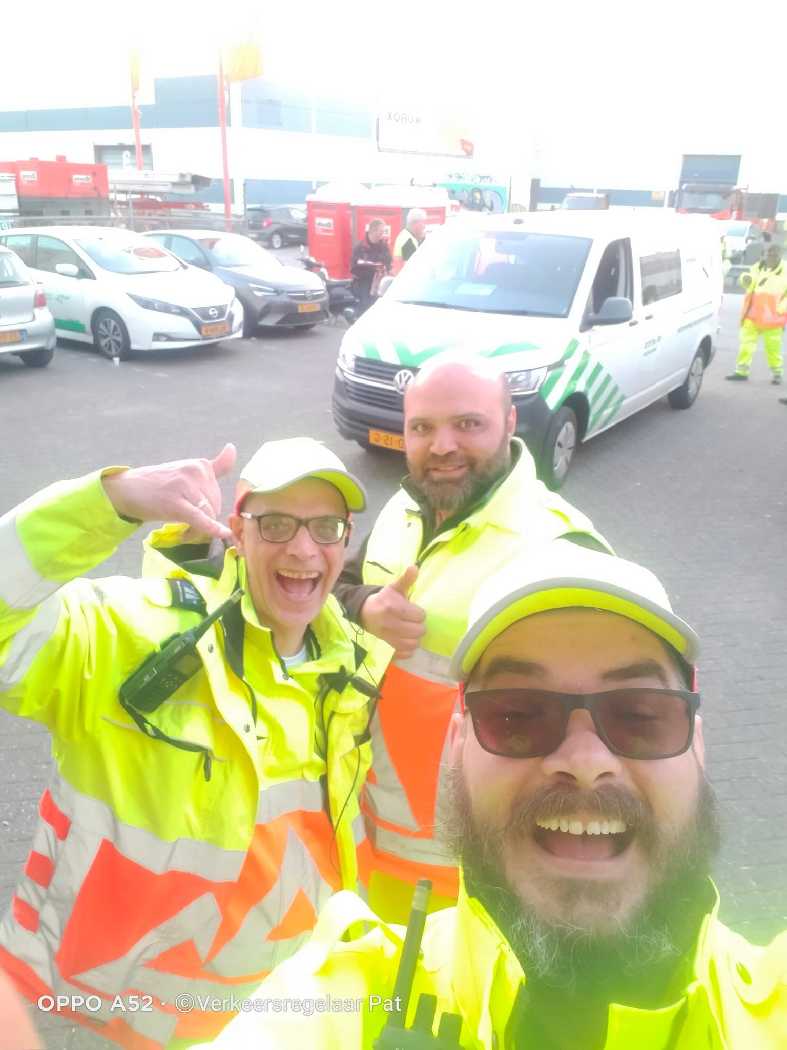 Verkeersregelaars aan het werk bij een druk kruispunt